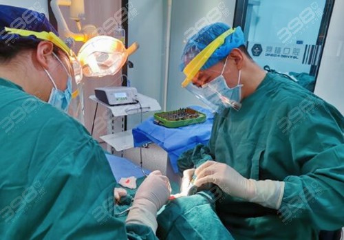上海鼎植口腔高振华院长做种植牙手术