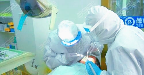 在丽江市牙科医院排名中，德柏口腔医院收费价格表高吗？