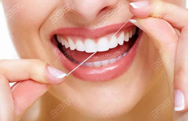 请问经常牙线会使牙缝变大吗 详细图解牙线的正确使用方法