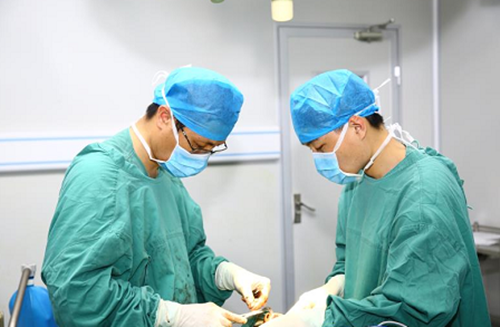 广州广大的何锦泉做矫正骨性凸嘴的正颌手术怎么样？