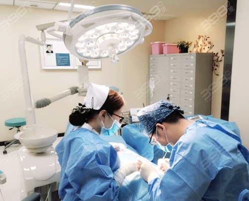 北京哪家口腔医院做老年人种植牙技术好-美冠塔口腔
