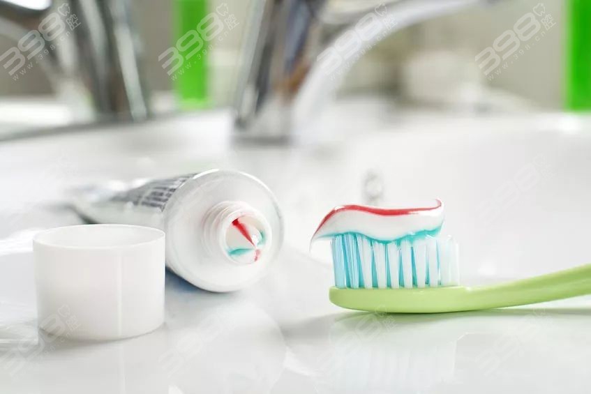 刷牙前牙膏需要先沾水吗