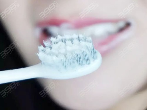 刷牙用什么可以变白