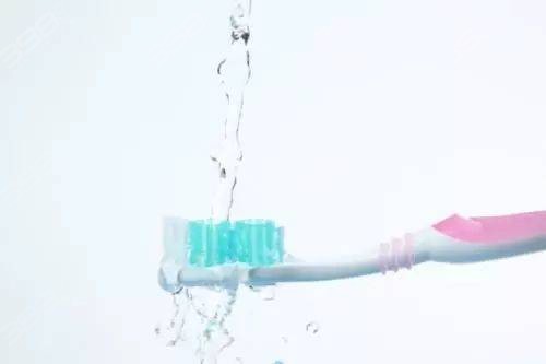 牙膏到底要不要沾水后使用？