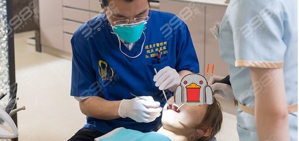 牙医检查牙齿状况