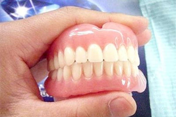假牙是树脂的好还是塑钢的好?想知道树脂牙和塑钢牙哪个贵?