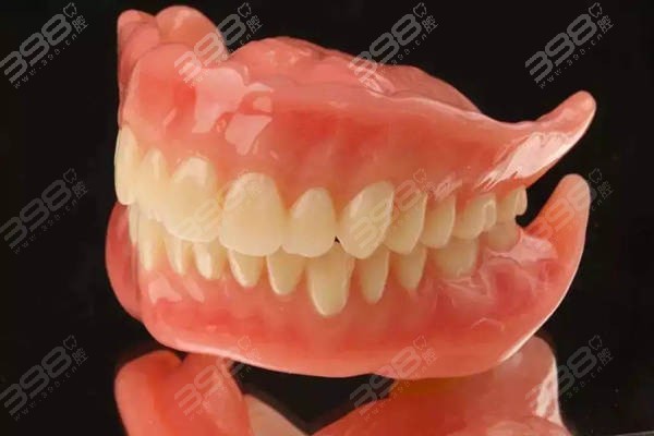 老年人牙齿掉光了装什么假牙合适？听说现在有好多种缺牙修复技术
