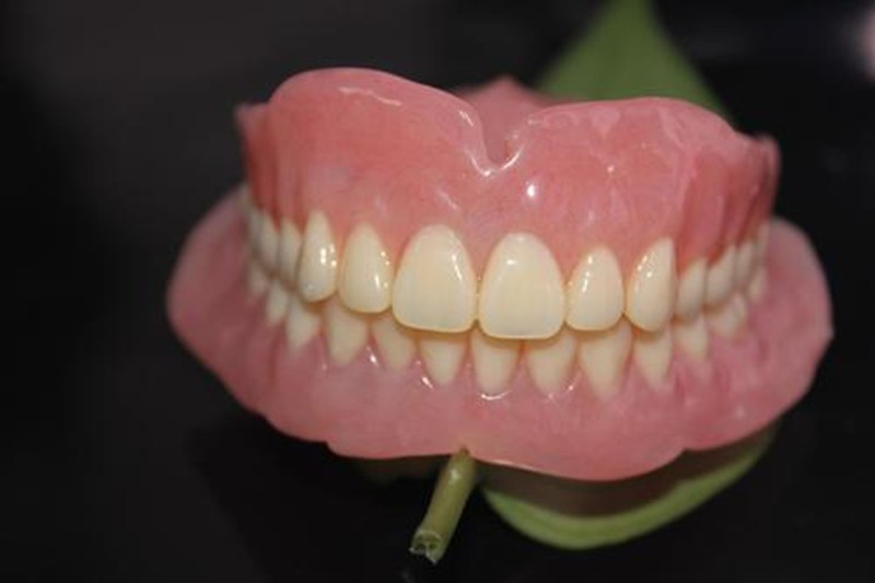 牙龈萎缩戴吸附性义齿有用吗?主要想知道无牙床能带吸附式义齿吗?