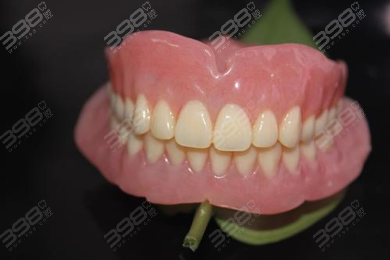牙龈萎缩戴吸附性义齿有用吗?主要想知道无牙床能带吸附式义齿吗?