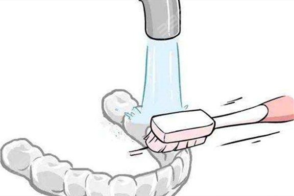 为什么透明保持器不能用牙膏清洁