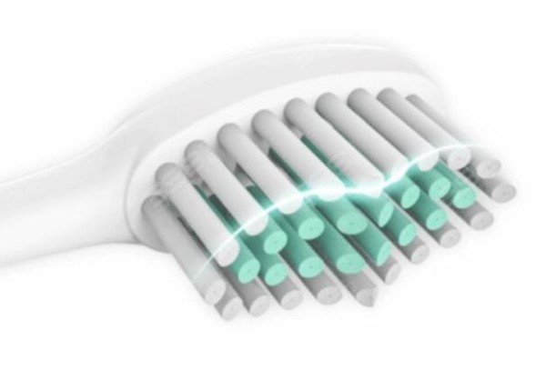 电动牙刷清洁牙菌斑效率更高