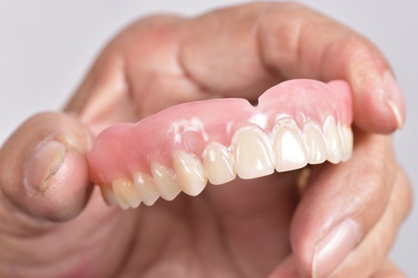 70岁老人牙龈萎缩变形还能装假牙吗? 为你推荐活动义齿方案和费用