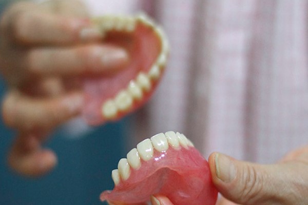 泉州活动假牙价格需要多少钱？附上在泉州镶牙正规的医院