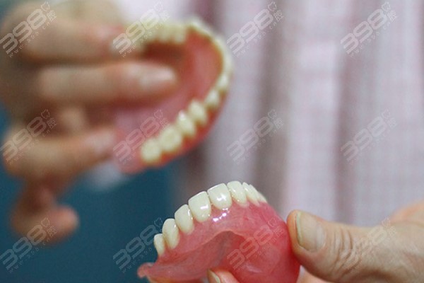 乌鲁木齐假牙安装哪家医院好？吸附性义齿这几家牙科便宜又好